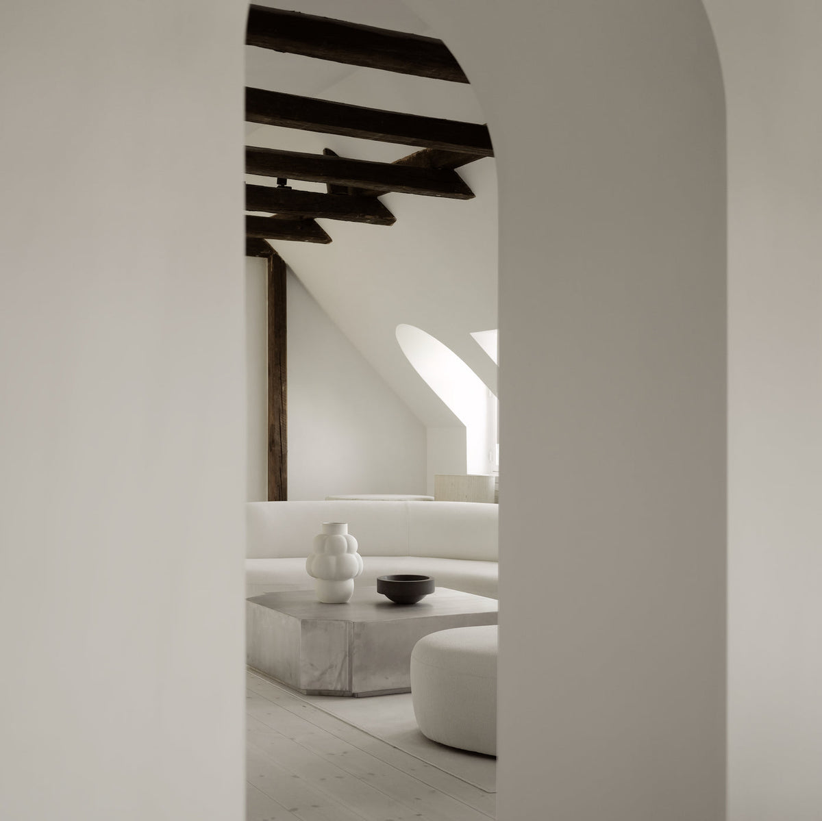 Balloon Vase 04 Raw White by Louise-Roe