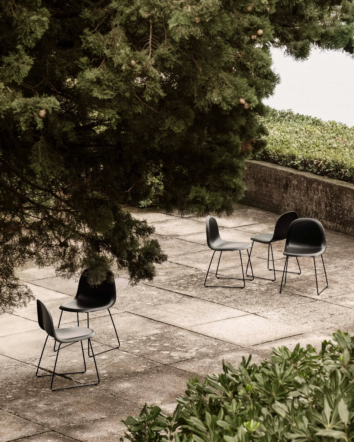 GUBI 3D Dining Chair - Un-Upholstered, Sledge base by Gubi