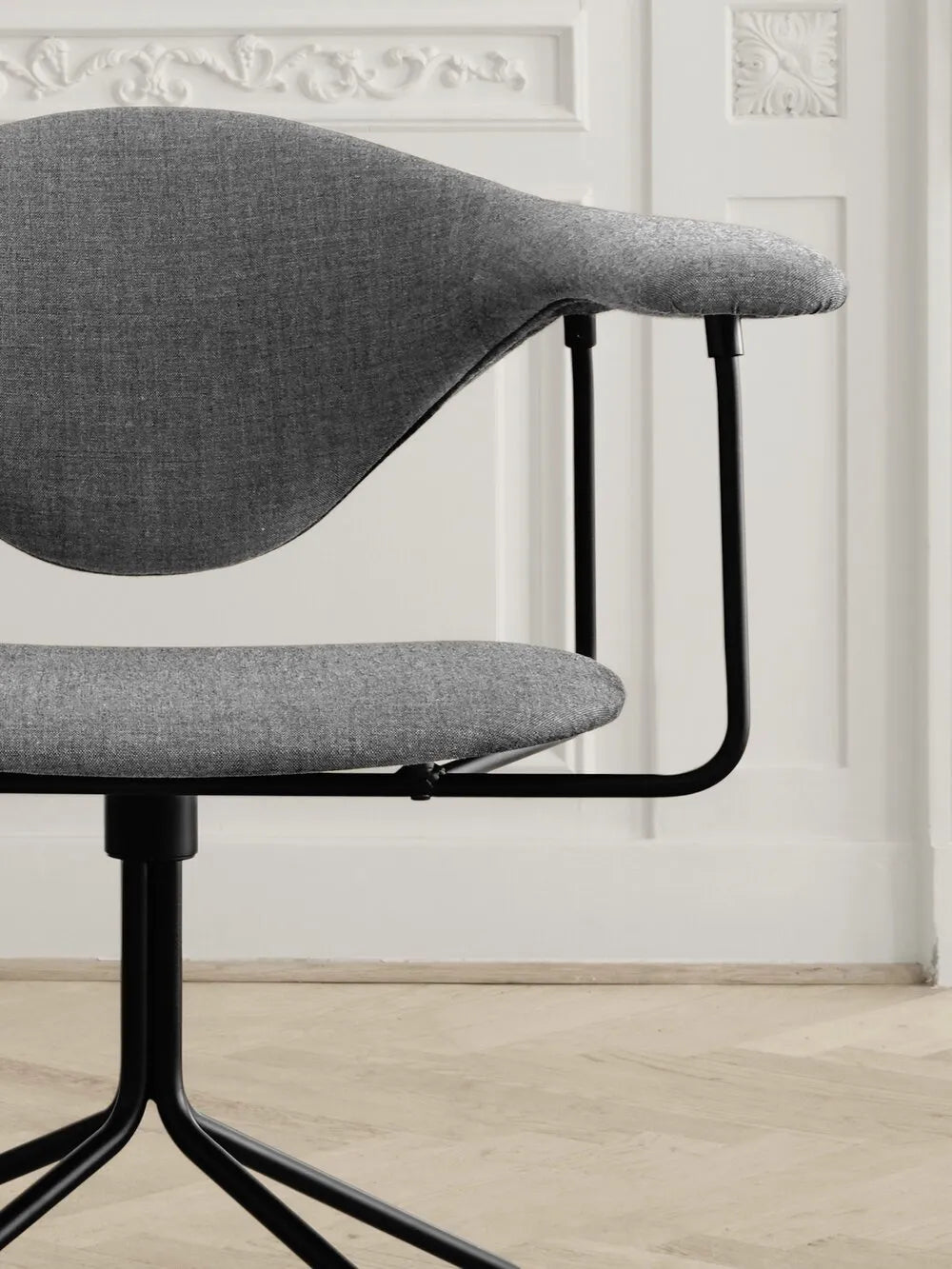 Masculo Meeting Chair - Swivel base by Gubi