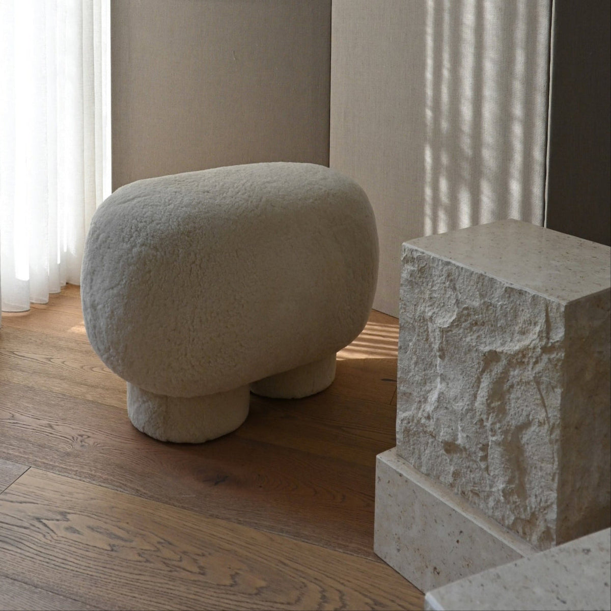 Big Foot Bench, Petit - Sandshell Sheepskin by 101 Copenhagen