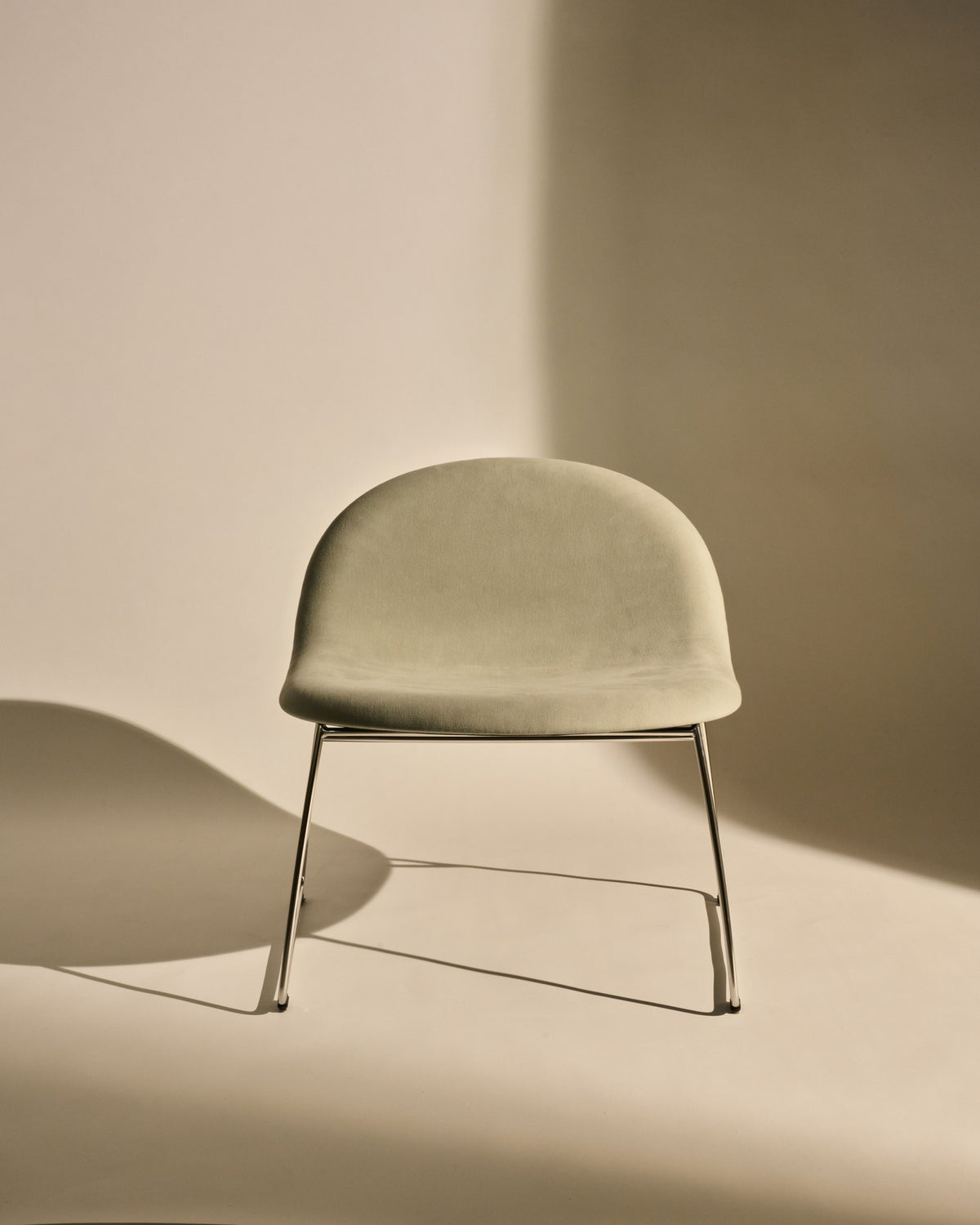 GUBI 3D Lounge Chair - Fully Upholstered, Sledge base by Gubi