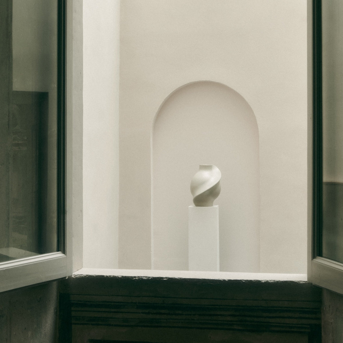 Ceramic Pirout Vase 02 Raw White by Louise-Roe