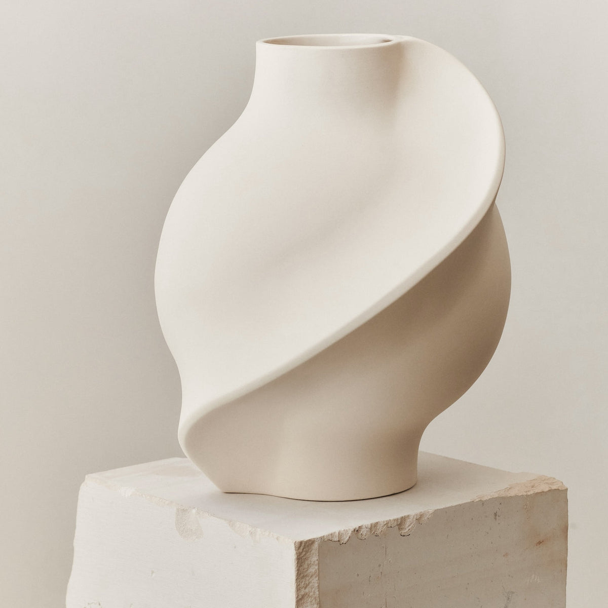 Ceramic Pirout Vase 02 Raw White by Louise-Roe