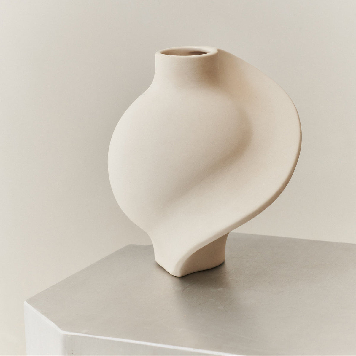 Ceramic Pirout Vase 01 Raw White by Louise-Roe