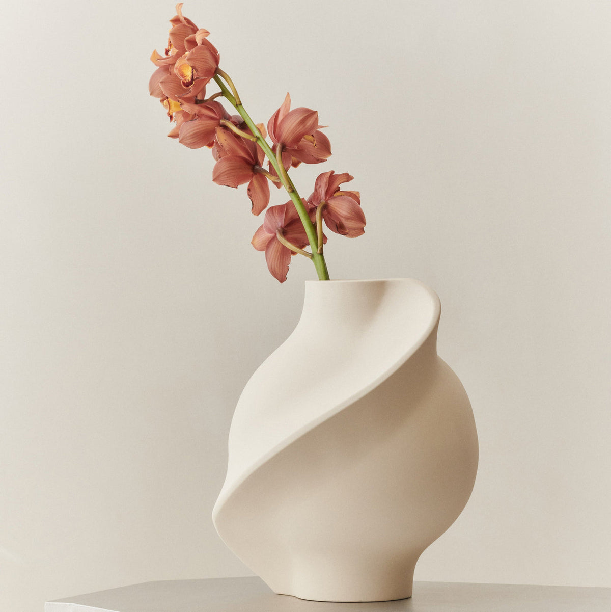 Ceramic Pirout Vase 01 Raw White by Louise-Roe