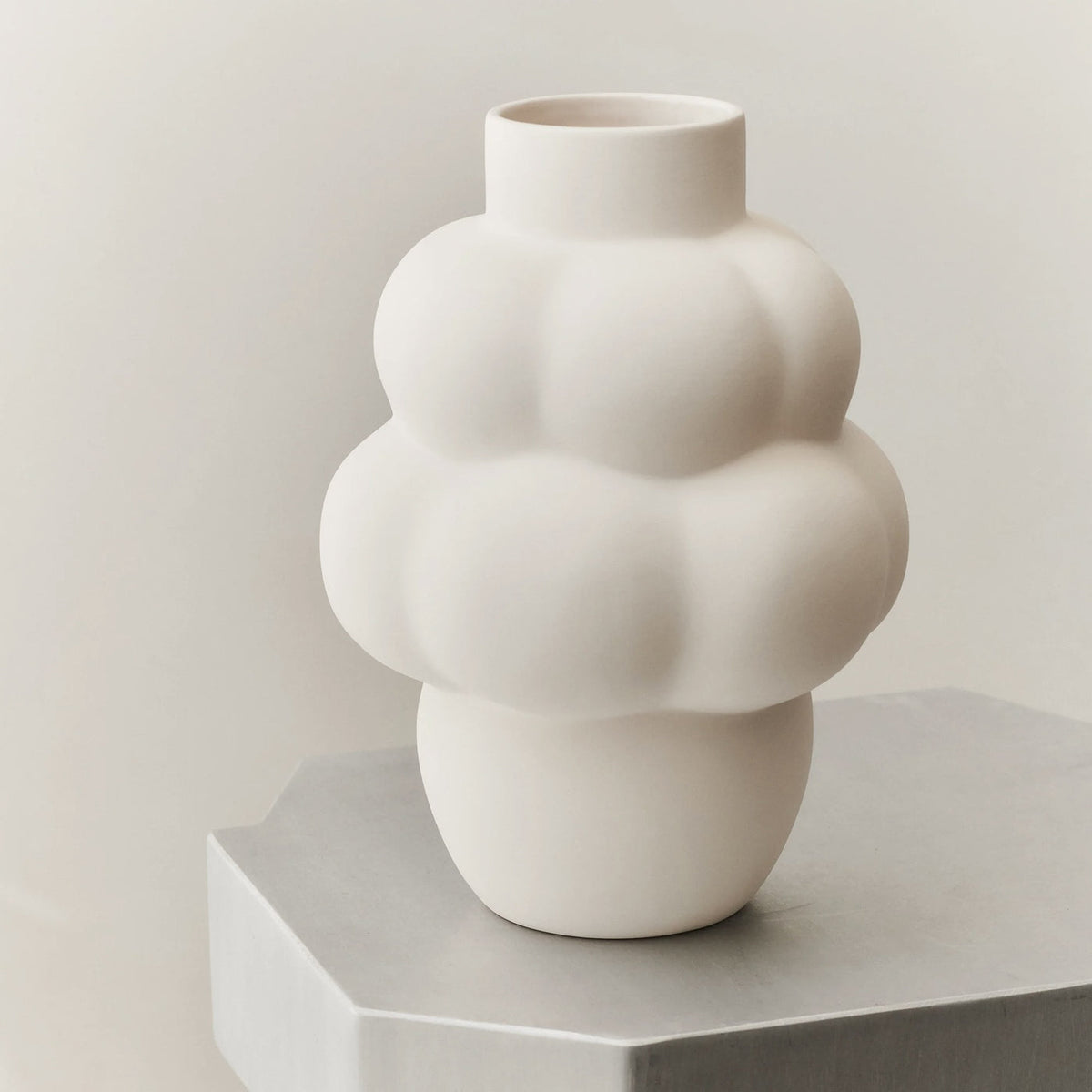 Balloon Vase 04 Grande Raw White by Louise-Roe