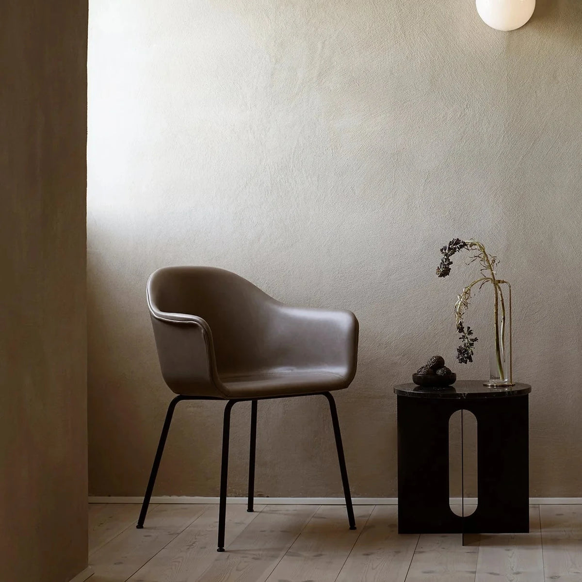 Fauteuil Harbour Arm Chair - Base en acier par Menu