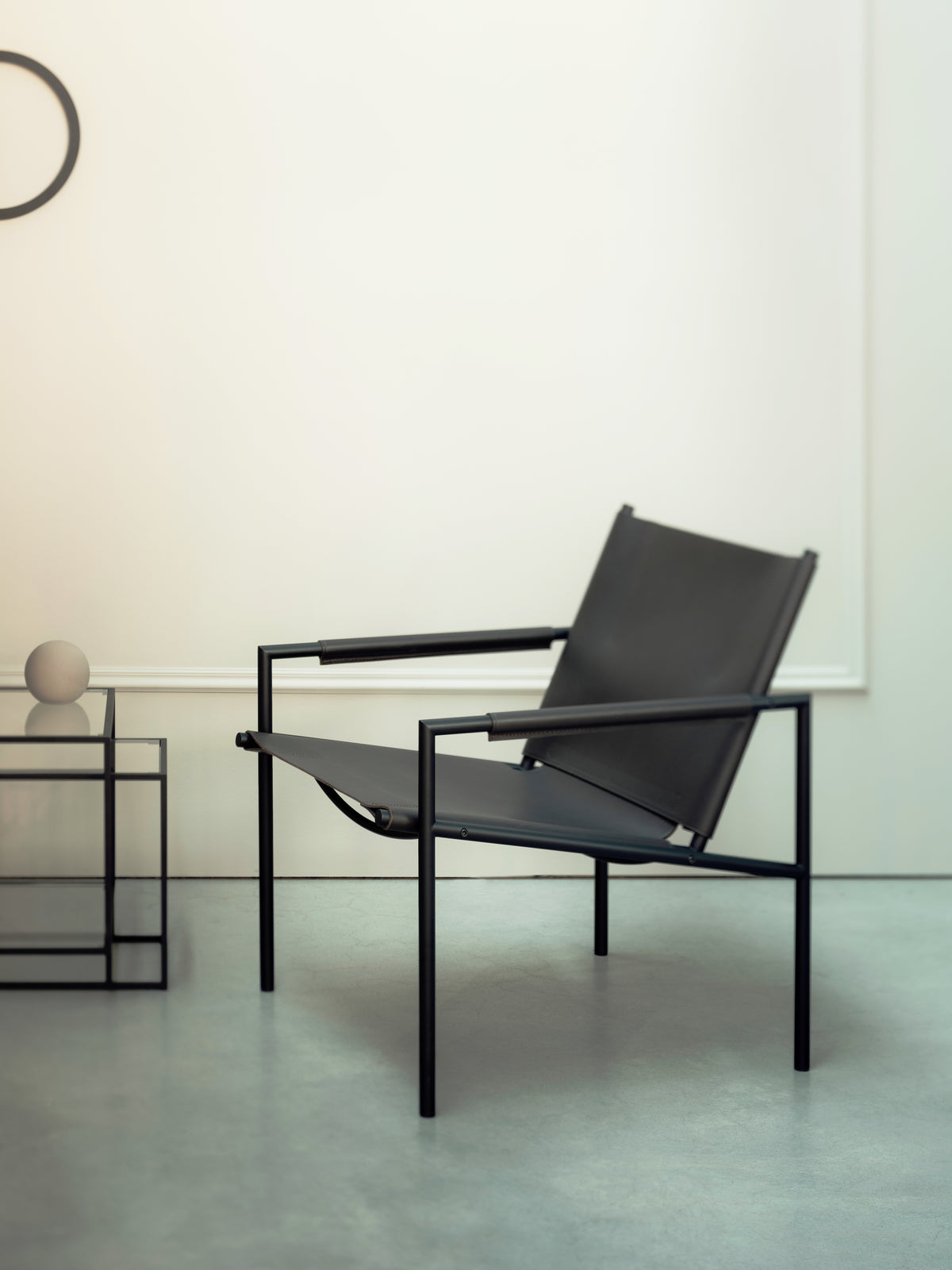 Pastoe SZ02 armchair with leather upholstery and wooden backrest, showcasing modern seating design and craftsmanship.