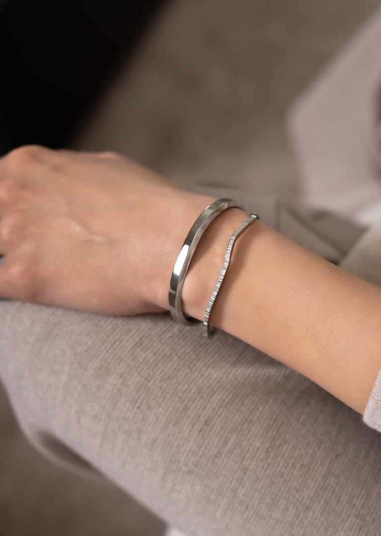 Chêne Raw Cuff - Silver Plated by Skultuna