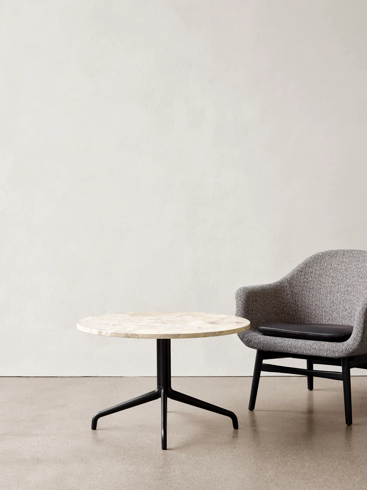 Table colonne Harbour, hauteur lounge avec piètement étoile par Audo Copenhagen