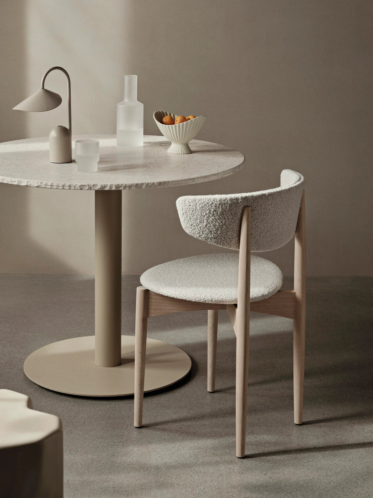 Table à manger minérale par Ferm Living