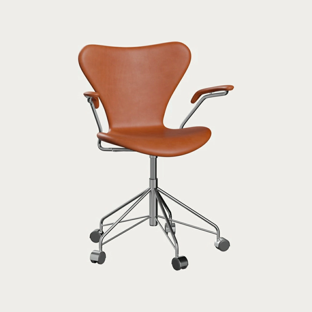 Series 7 3217 Fully Upholstered by Fritz Hansen