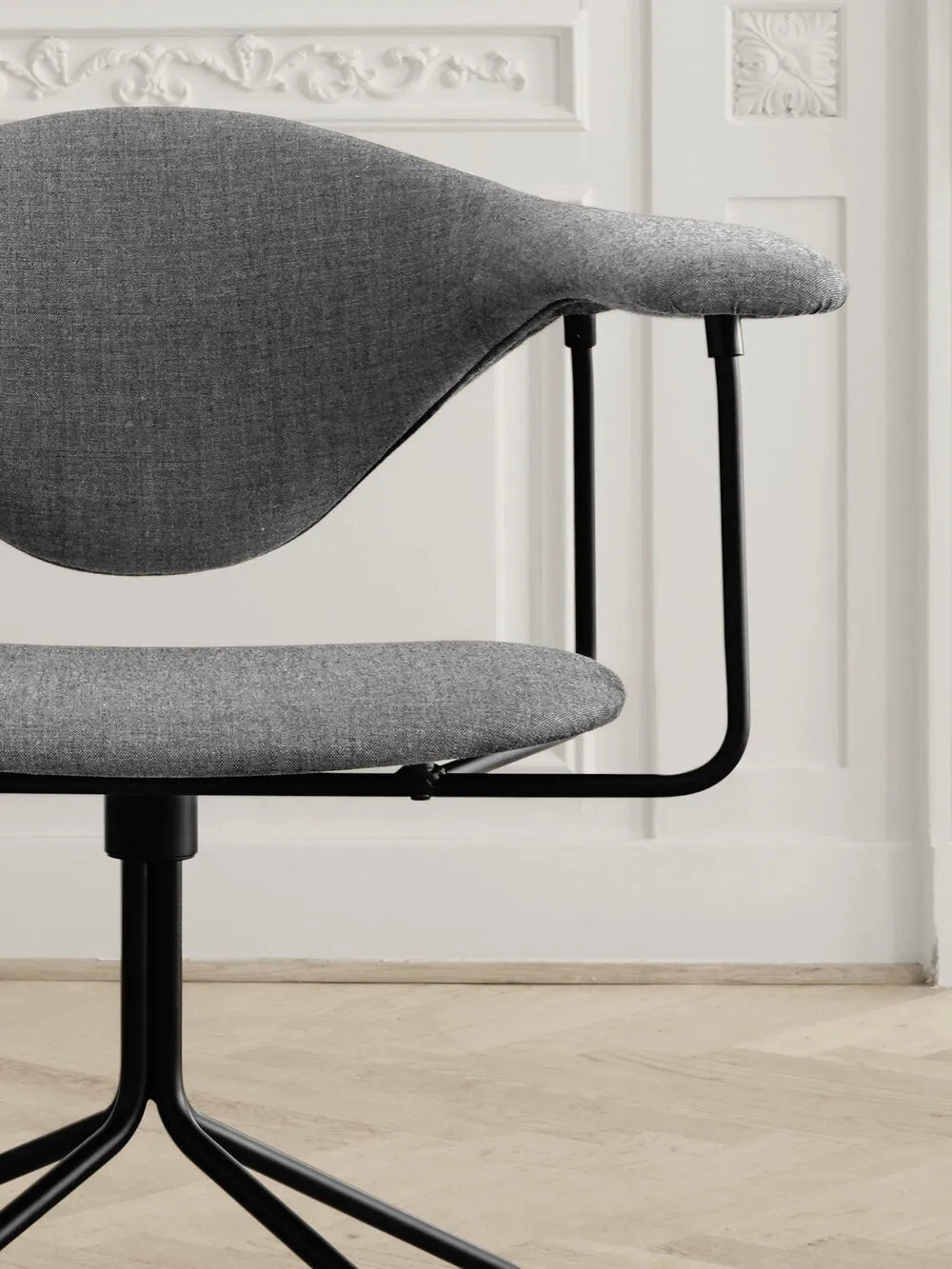 Grace Lounge Chair - Entièrement rembourrée par Gubi