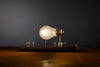 I Ricchi Poveri - Monument pour une ampoule - Lampe de table par Ingo Maurer