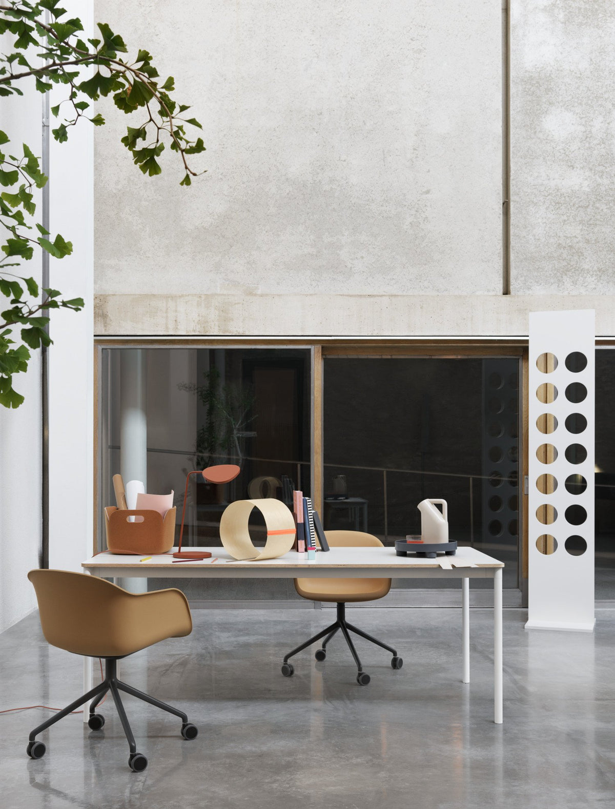 Base pivotante de fauteuil en fibre avec. Roulettes – Shell par Muuto