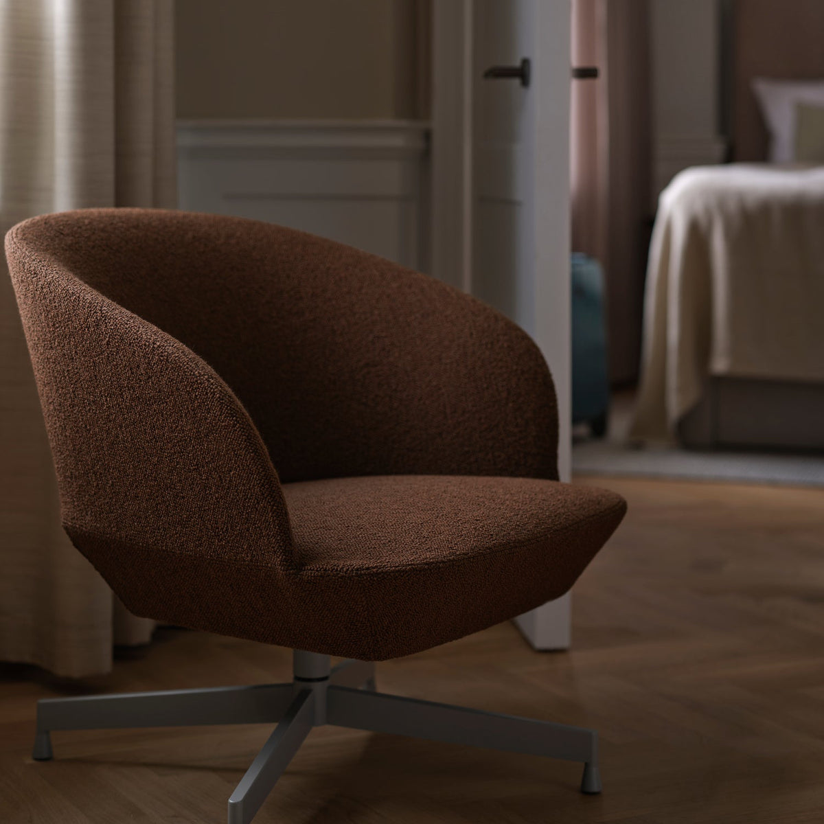 Oslo Lounge Chair Swivel Base by Muuto