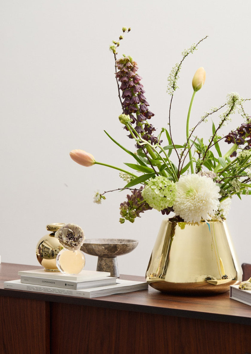 Elegant Skultuna Renfana Vase, a stylish accessories piece with a sleek design, perfect for home decor.