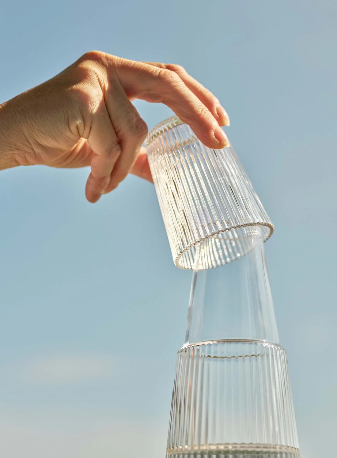 Carafe Pilastro avec verre 1 L, par Stelton