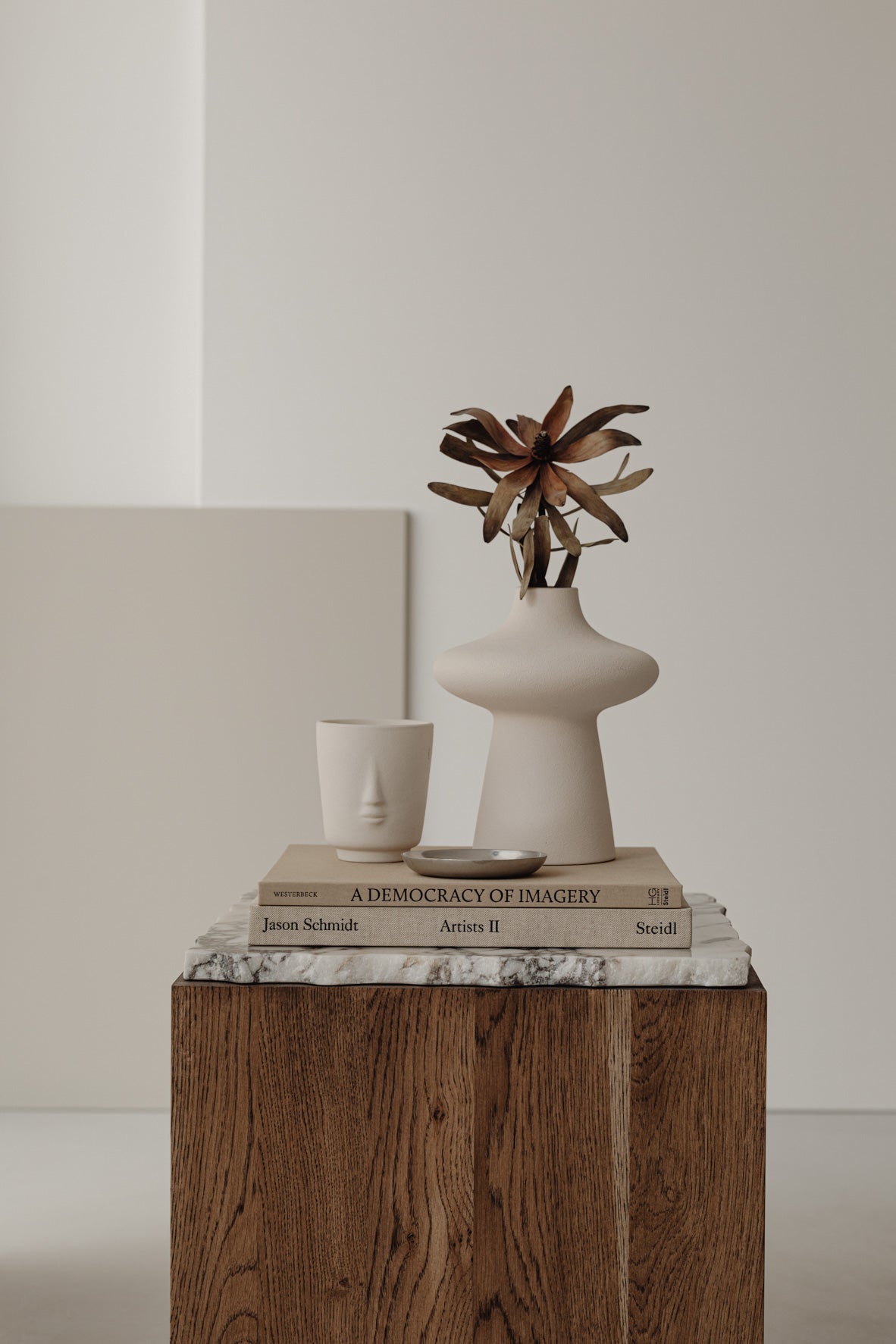 un'common PERA S coffee table with Calacatta Viola marble top and sleek design, showcasing modern living room furniture.