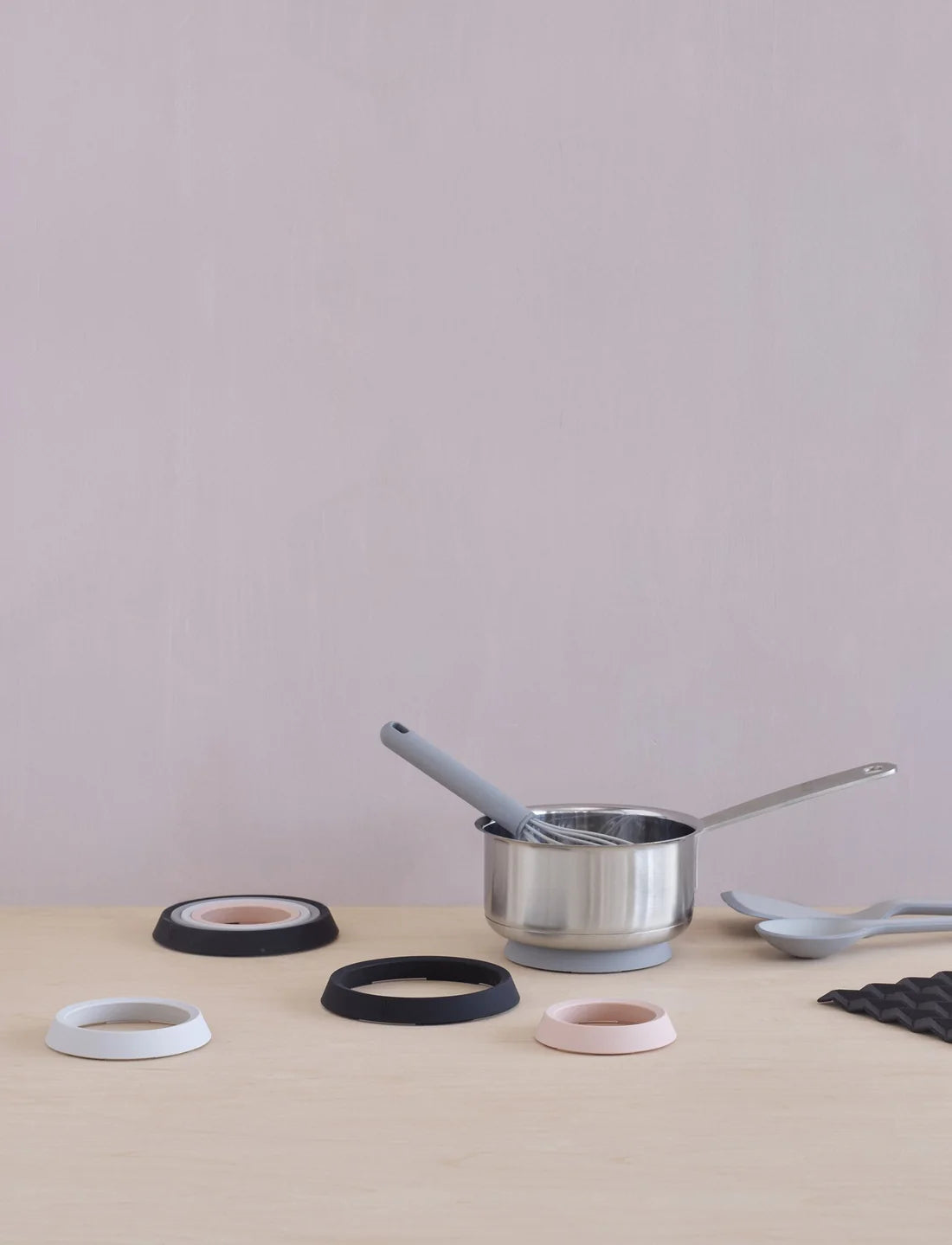 Set of four Rig-Tig PLACE-IT trivets, Ø 13 cm, made of durable accessories material, ideal for protecting surfaces.