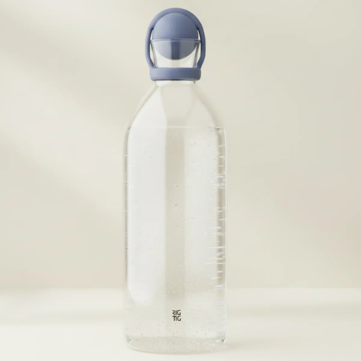 Rig-Tig COOL-IT 1.5L carafe for beverages, with a sleek design and clear glass body, perfect for serving drinks.