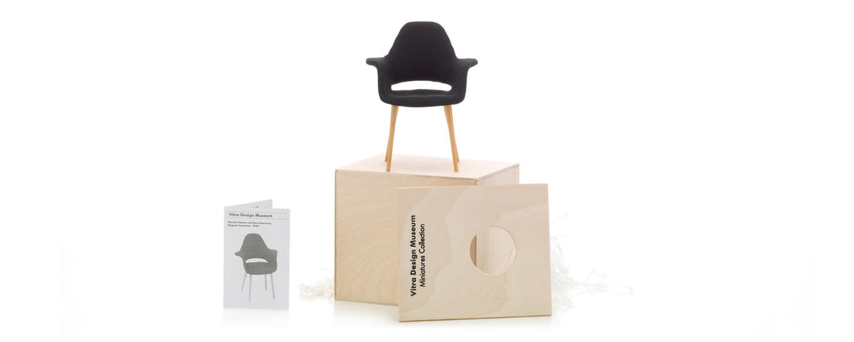 Fauteuil organique par Eames &amp; Saarinen, de la collection Miniatures par Vitra