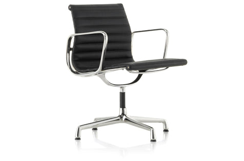 Chaise en aluminium par Eames, de la collection Miniatures par Vitra