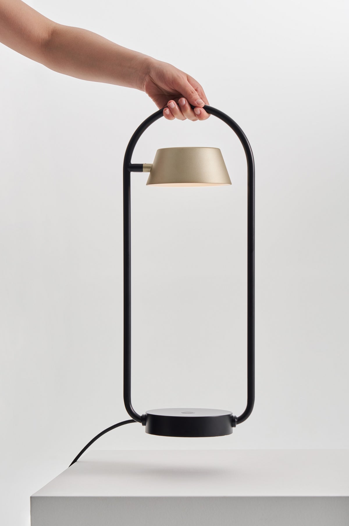 Lampe de table OLO Ring par Seed Design