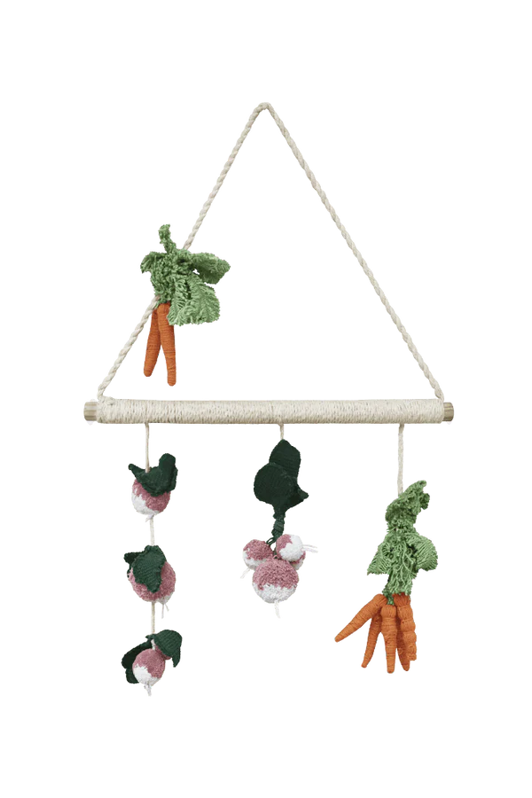 Légumes suspendus au mur par Lorena Canals