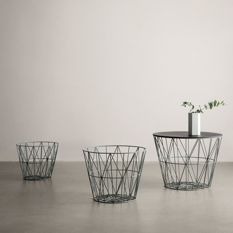 Paniers en fil métallique et tables d'appoint par Ferm Living (Basket Top)