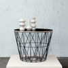 Paniers en fil métallique et tables d'appoint par Ferm Living (Basket Top)