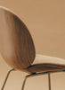 Chaise de salle à manger Beetle - Tissu à l'avant - Piètement conique - Coque plaquée par Gubi