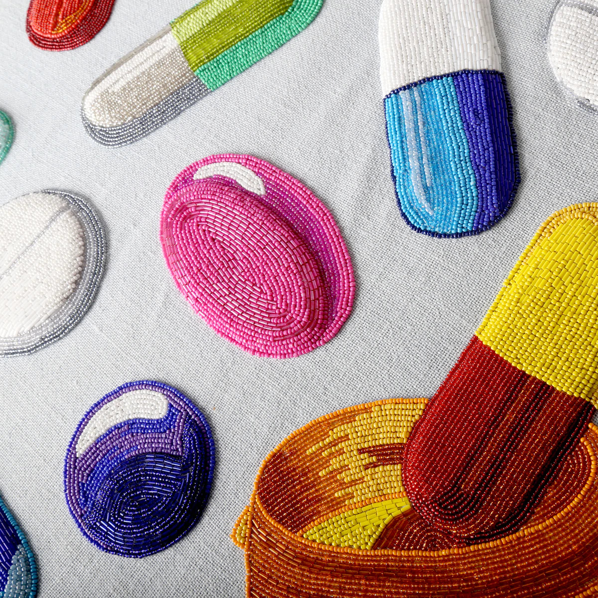 Décoration murale en perles Happy Pills par Jonathan Adler