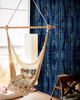 Papier Peint Indigo TIE DYE par Mindthegap
