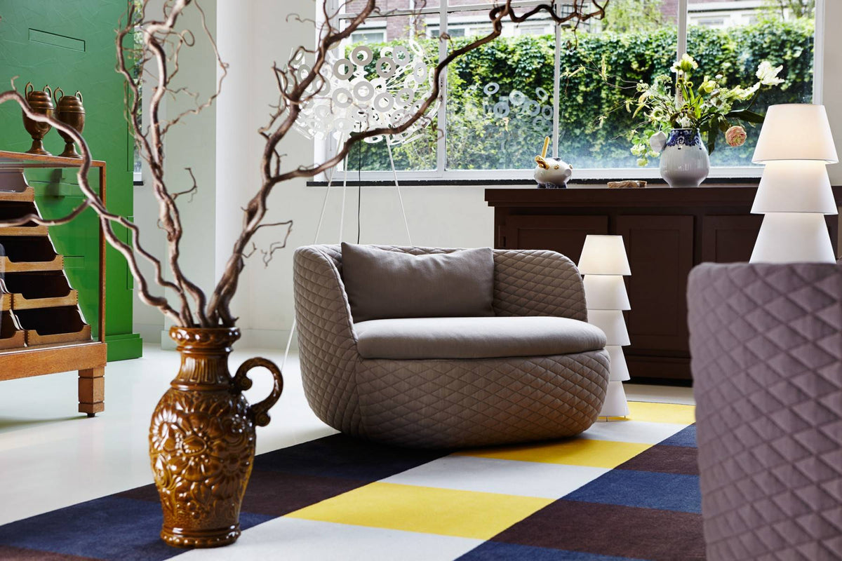 Set Up Shades 5 Floor Lamp by Moooi, modern lighting with five colorful fabric shades on a sleek stand.